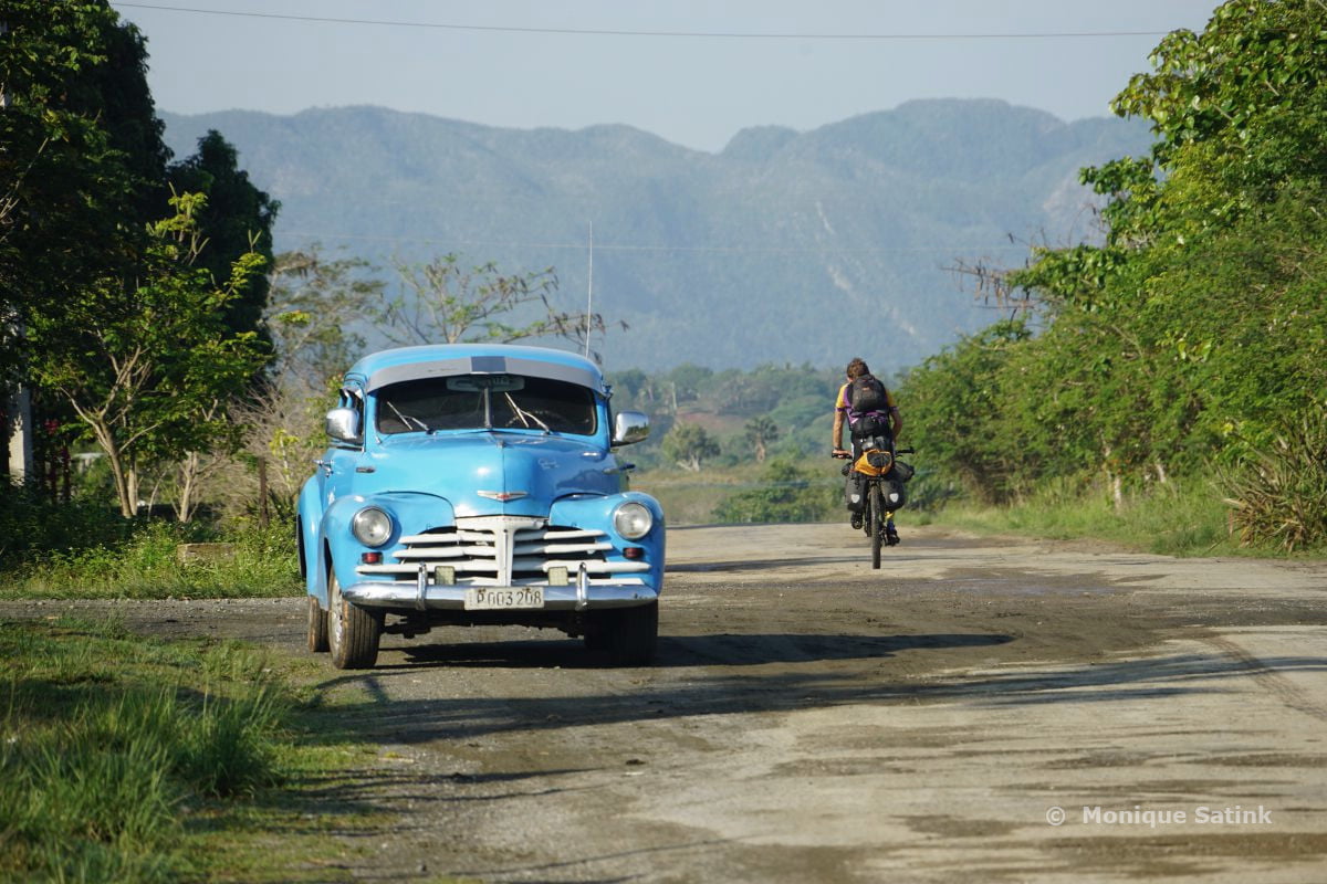 Fietser met blauwe oldtimer fietsvakantie Cuba